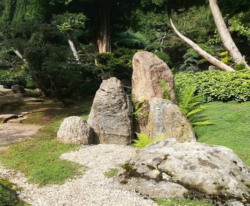 kamień w ogrodzie jako ponadczasowy element dekoracyjny